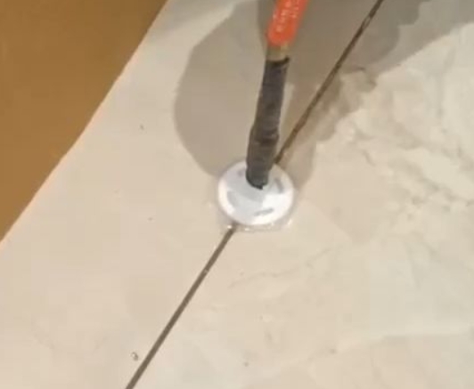 山海关瓷砖空鼓维修公司专业解答瓷砖在铺贴过程中，如果没有涂抹均匀到位的粘结材料（如水泥砂浆或瓷砖胶），可能会导致以下问题
